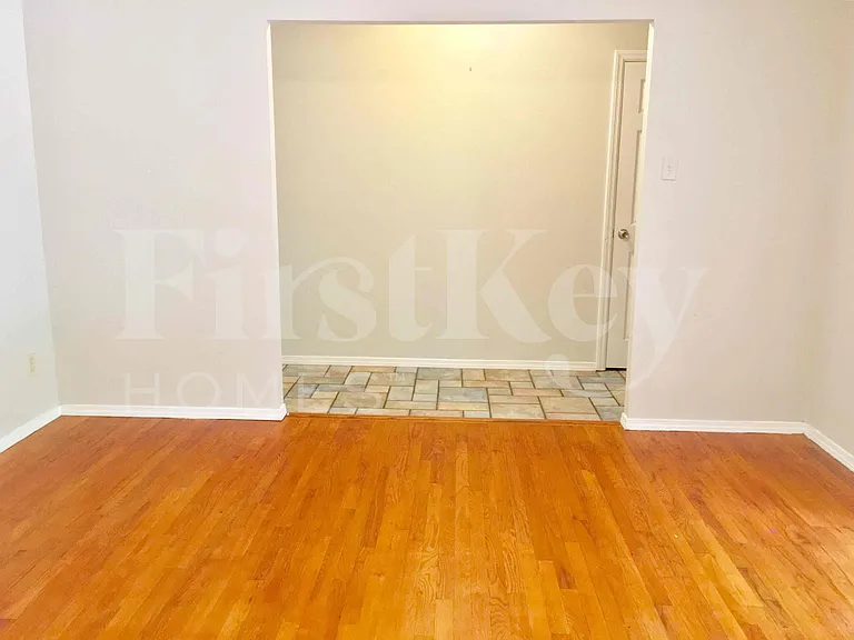 2275 Glenoro Dr — Photo 3