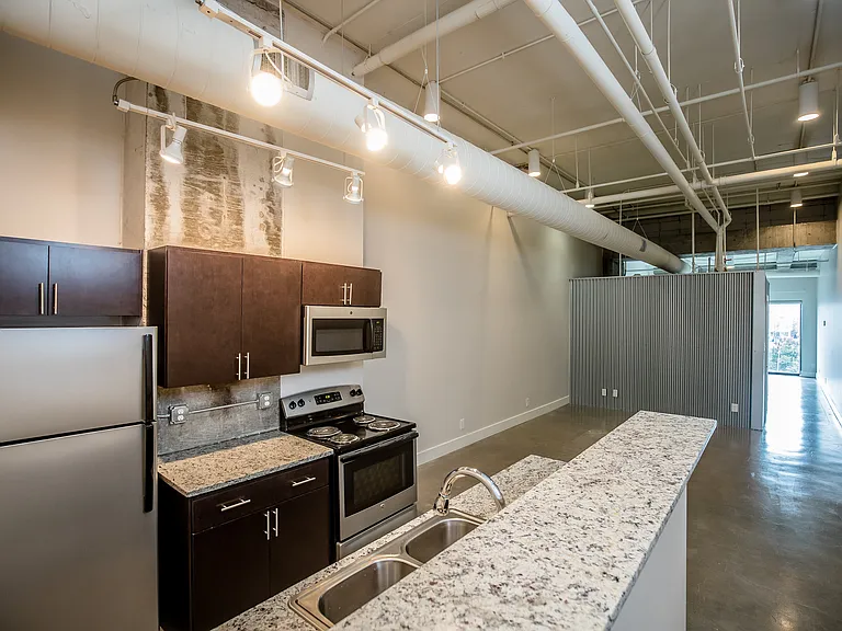 Park Plaza Apartments — Photo 10