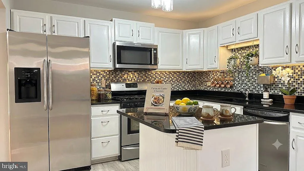 3 bed, 1600 sqft, $3,000 — Photo 2