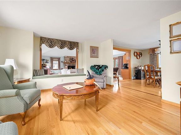 4th image of 15 Great Meadows Ln