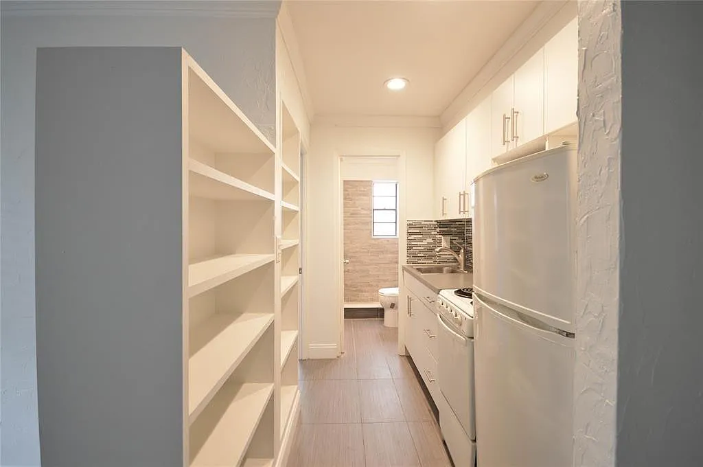 1 bed, 1.0 bath, 3728 sqft, $1,600 — Photo 3
