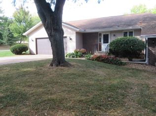 706 Quail Ridge Dr, Freeport, IL 61032