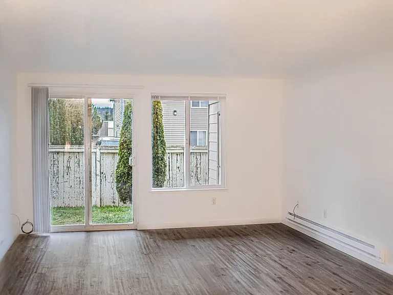 Spacious 2 Bedroom - Excellent Location! — Photo 8