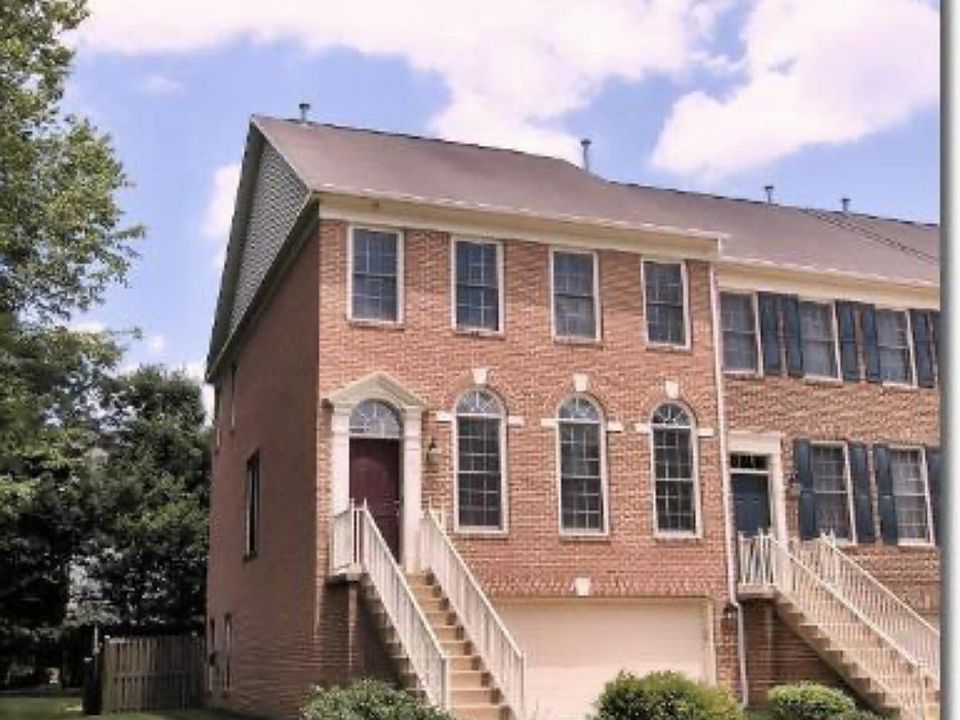 End unit in a cul-de-sac