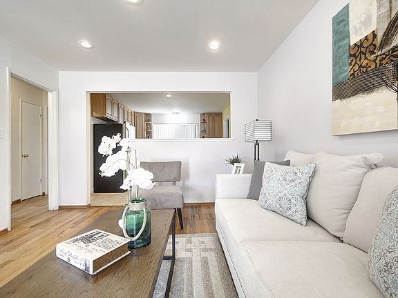4th image of 105 Sanchez Dr #1