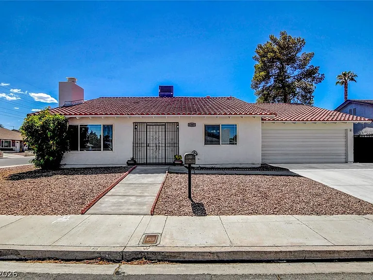 4367 S Mojave Rd — Photo 2