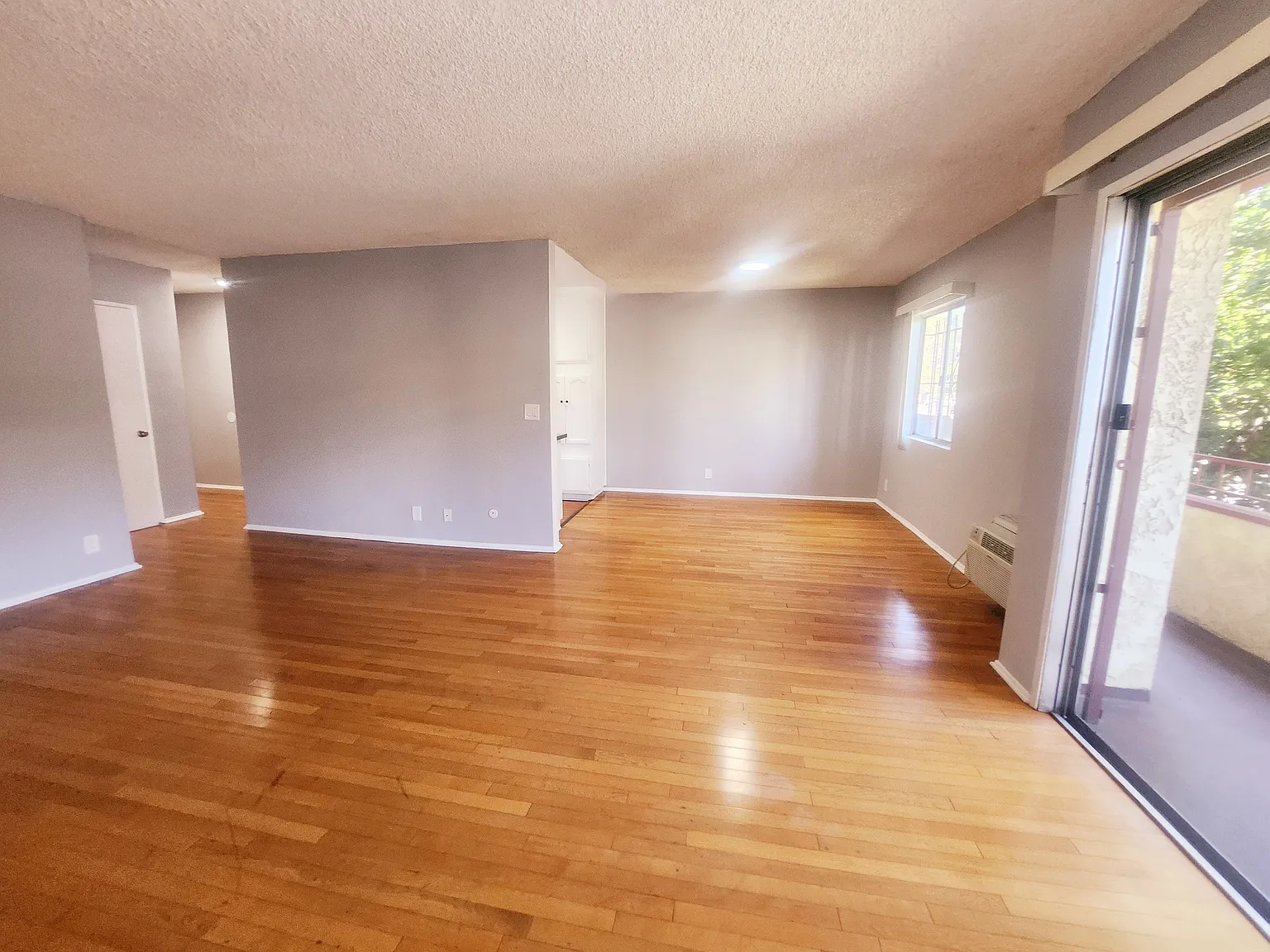 2 bed, 1000 sqft, $2,675 — Photo 2