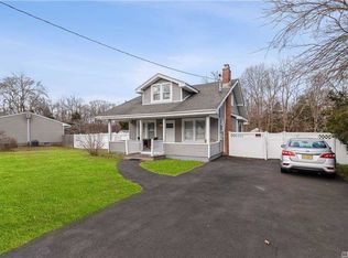 17 Mooney Pond Rd, Coram, NY 11727