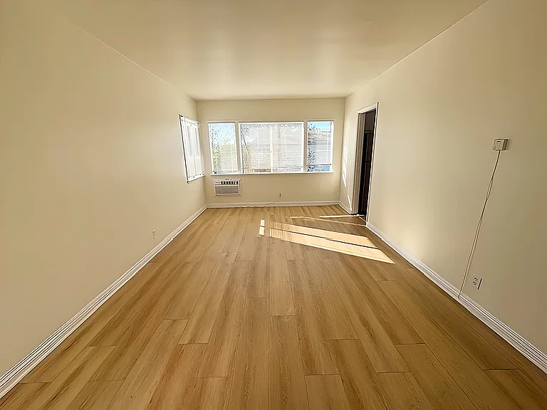 6406 Roble Ave #10 — Photo 2