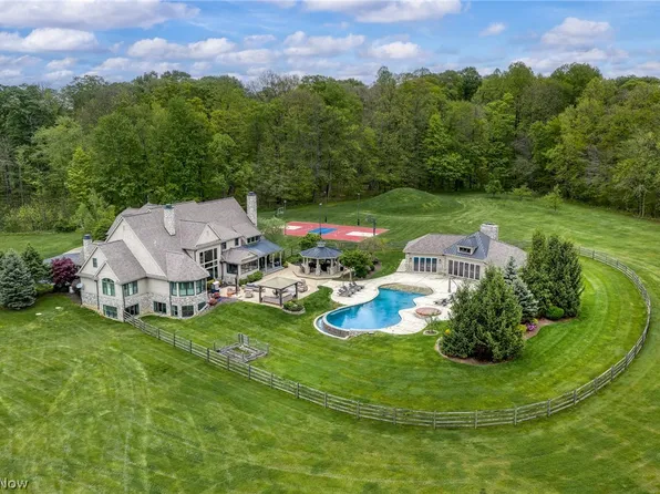 15675 Cothelstone Ln, Chagrin Falls, OH 44022
