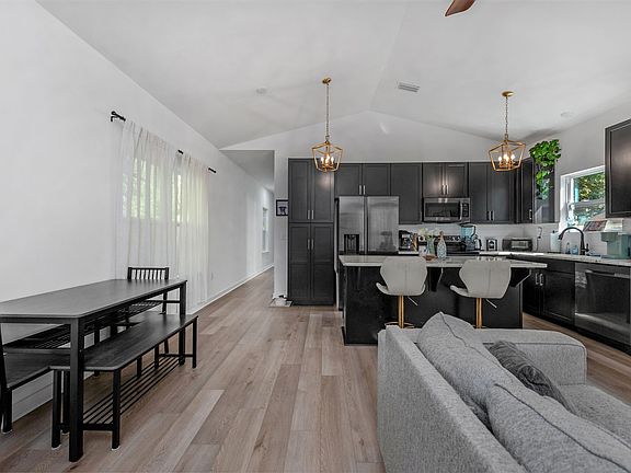 5th image of 208 E Yonge St