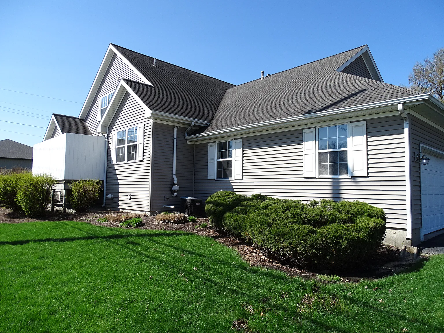 3 bed, 2.5 bath, 1600 sqft, $1,950 — Photo 3