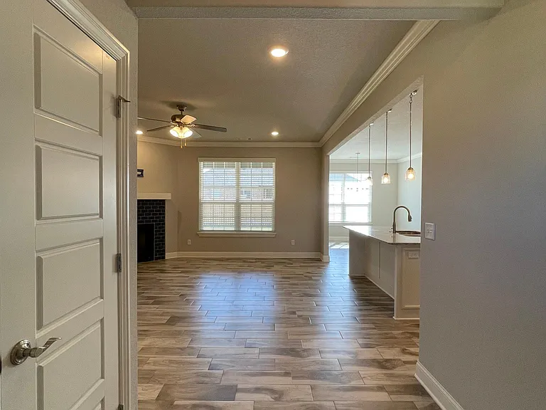 421 Linda Ln — Photo 4