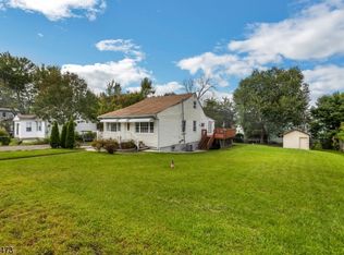 7 2nd Ave, West Milford, NJ 07480