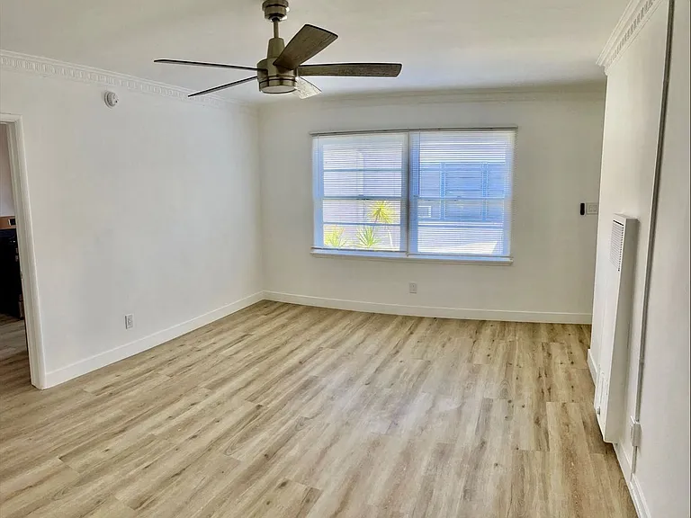 1215 Fairfax Ave Unit 11 Living Room