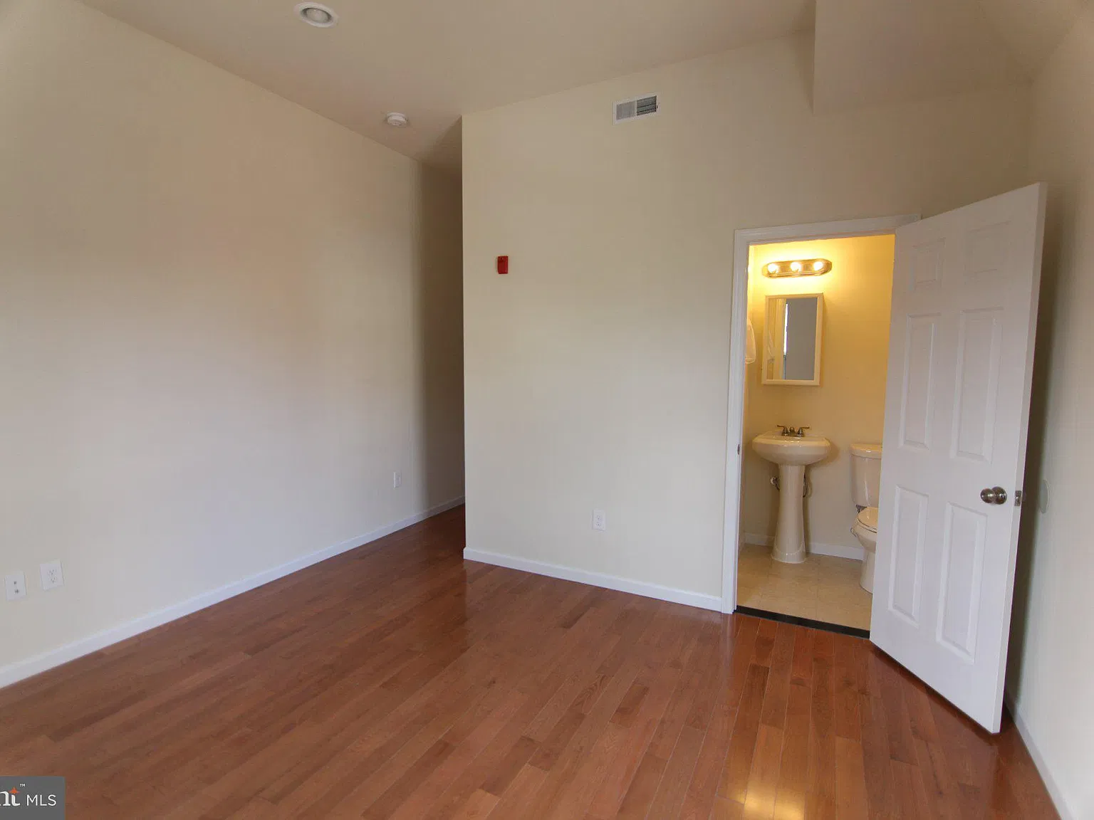5 bed, 5.5 bath, 2283 sqft, $2,375 — Photo 4