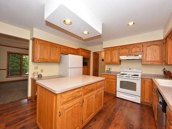 4th image of W270N6845 Woodland Oaks Dr