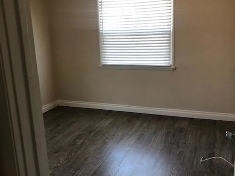 14022 Burbank Blvd — Photo 5