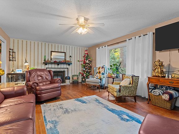 5th image of 717 Lakeside Dr