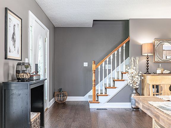 4th image of 489 Pearl Ct
