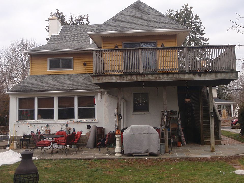 2nd image of 32 W Mill Rd