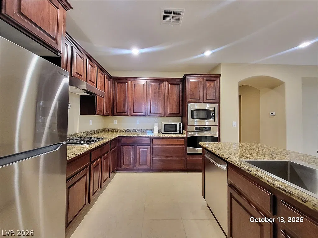 4 bed, 3.5 bath, 3120 sqft, $3,295 — Photo 4