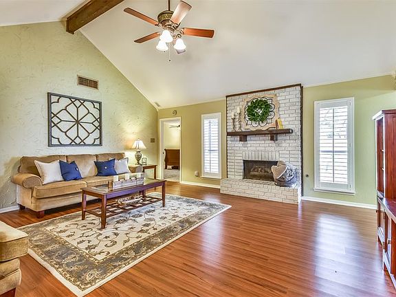 4th image of 4919 Colombia Dr