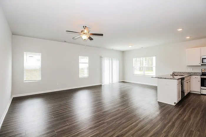 3 bed, 2.0 bath, 1708 sqft, $2,295 — Photo 3
