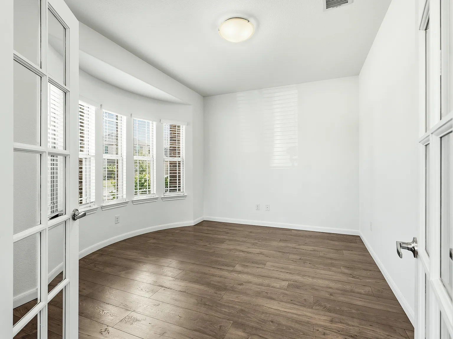 1204 Sumner St — Photo 4