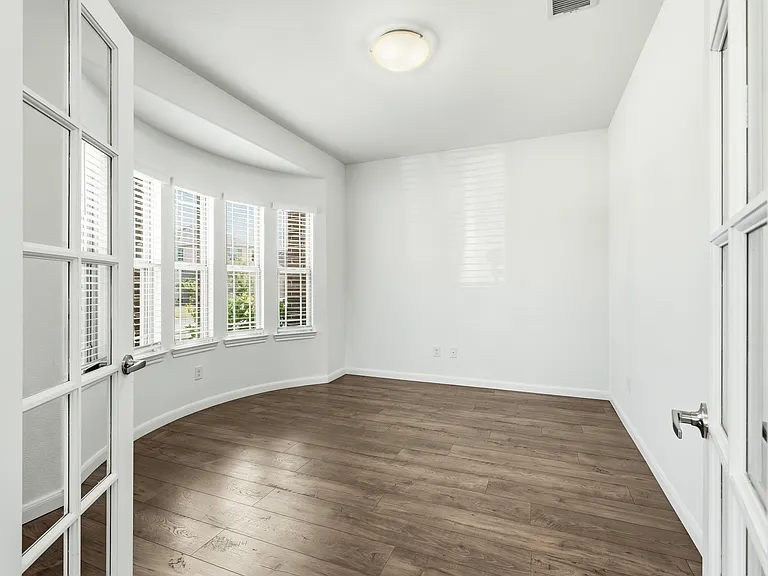 1204 Sumner St — Photo 4