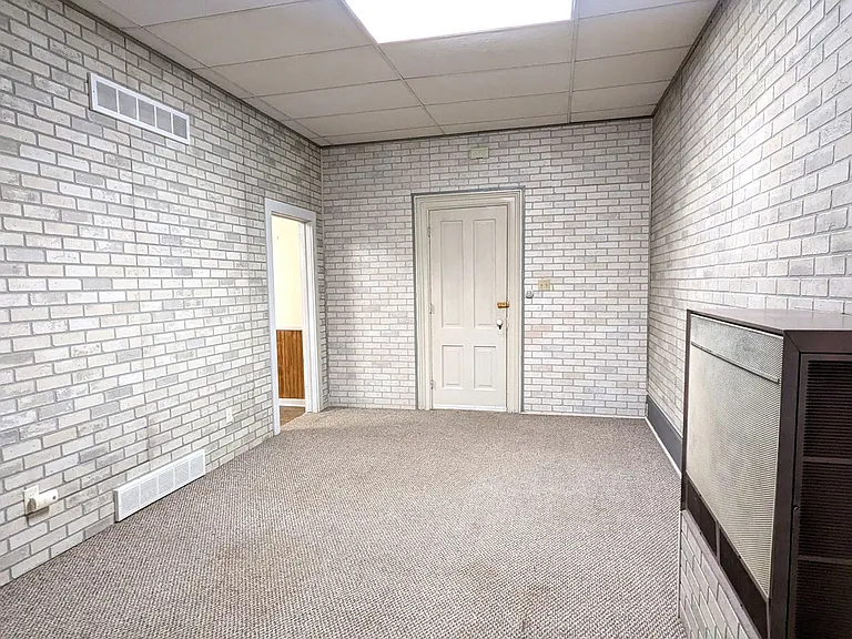121 W Colby St — Photo 3