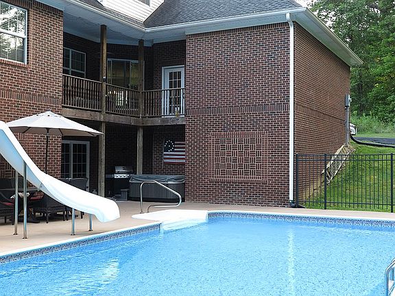 4th image of 1375 Hidden Valley Dr