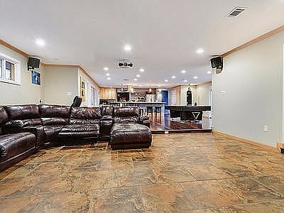 2nd image of 621 Live Oak Dr W