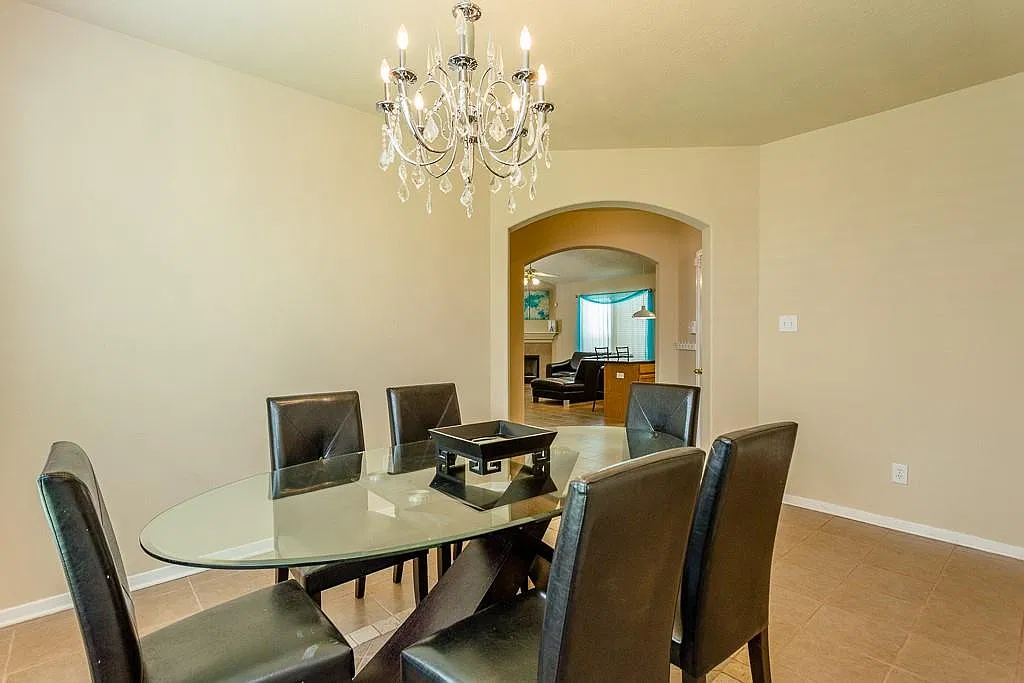 3 bed, 2.5 bath, 2104 sqft, $2,222 — Photo 4