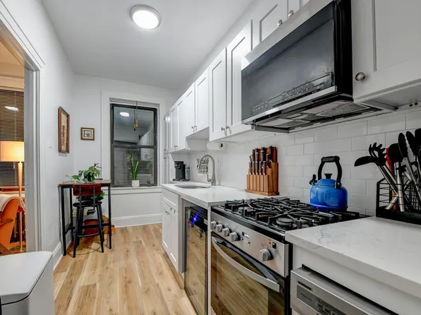 901 Grand Avenue image 1 of 32