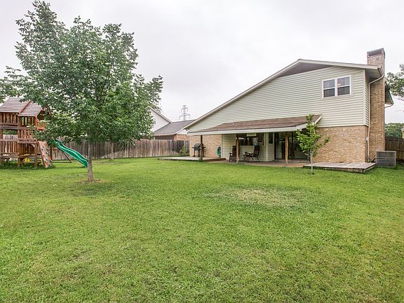 4th image of 1702 Carol Stream Dr