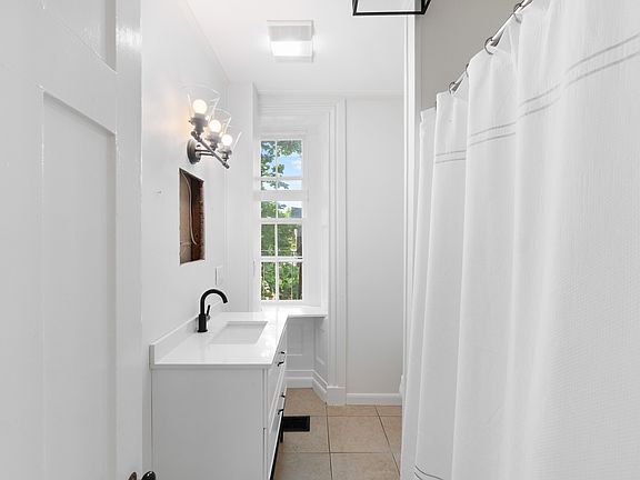 4th image of 77 Coggeshall Ave