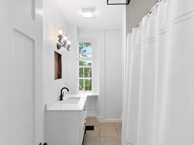 77 Coggeshall Ave — Photo 4