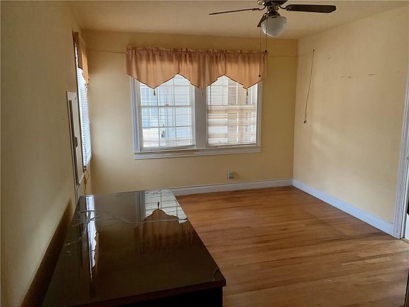5th image of 906 E Tarrant St