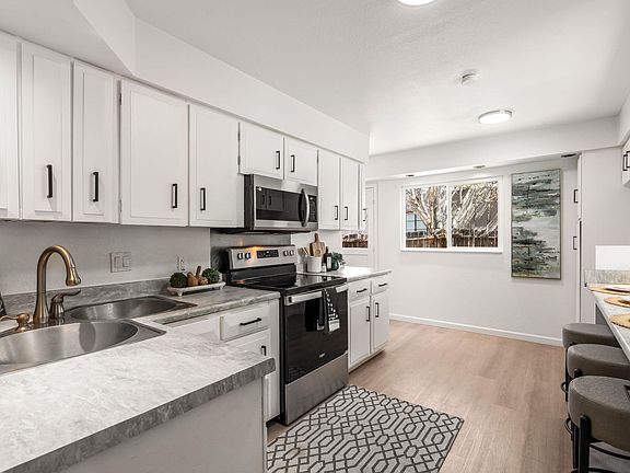 5th image of 10905 Woodland Ave NE