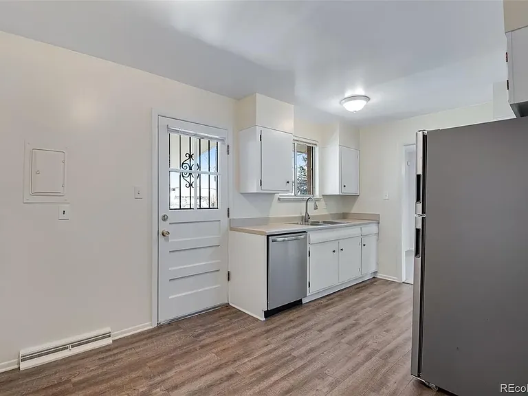 1628 S Locust St — Photo 9