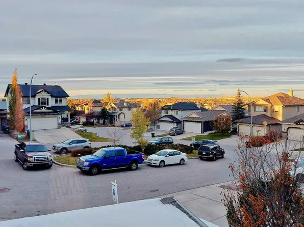 133 N Panamount Ct NW, Calgary, AB T3K 5S1