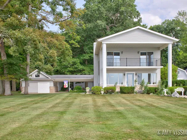 2083 Archwood Dr, Wayland, MI 49348