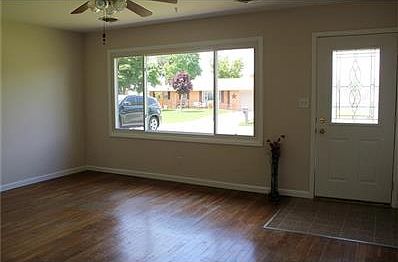 Living Room-vinyl replacement windows thru-out