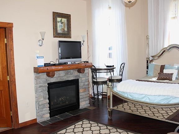 3rd image of 406 Highland House