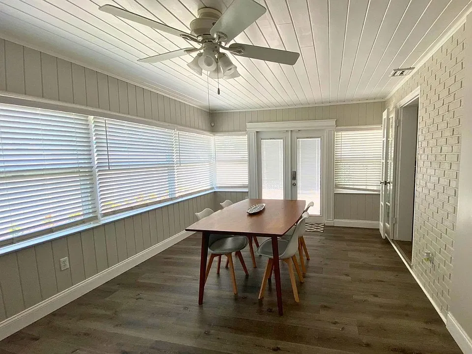 Bright, spacious dining area with seating for four and a beautiful centerpiece. Lakeland, FL