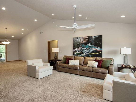 4th image of 718 Blue Jay Ct