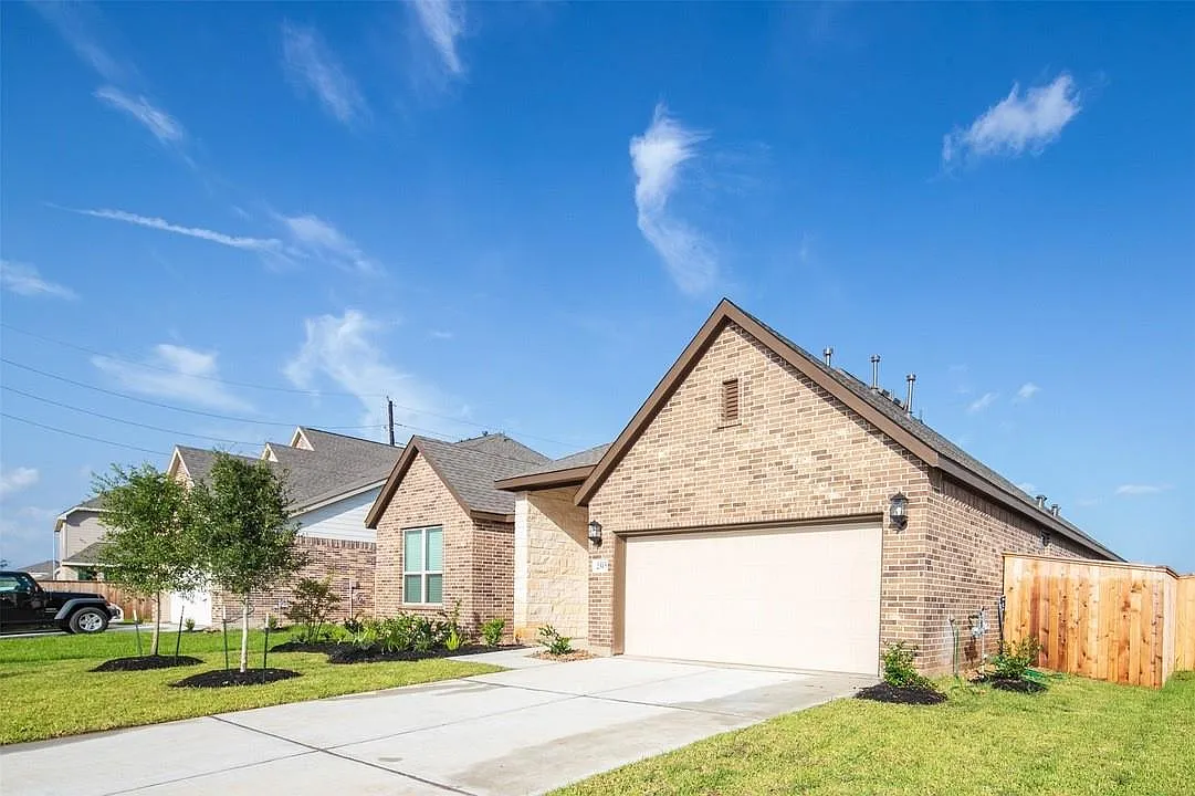 4 bed, 3.0 bath, 2731 sqft, $2,700 — Photo 3
