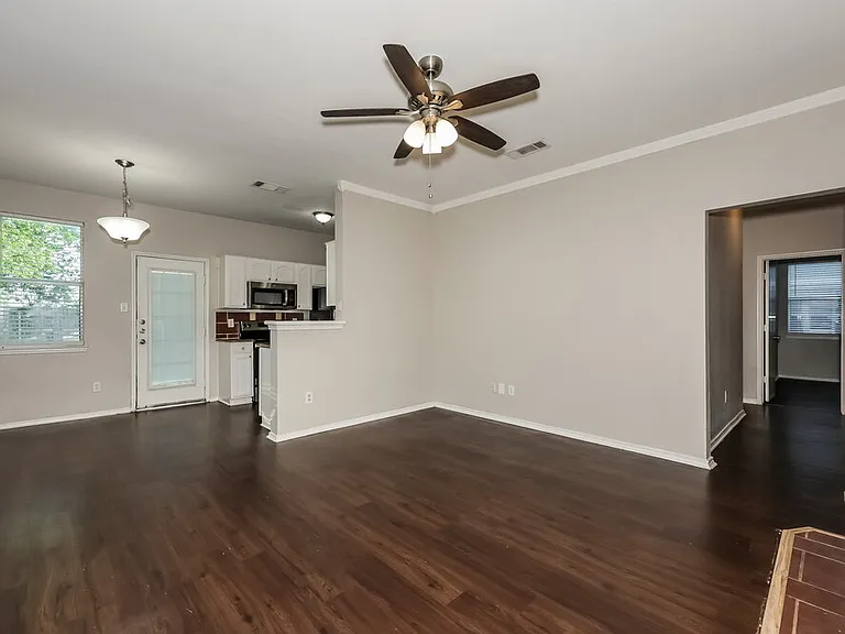 916 Buffalo Springs Dr — Photo 4