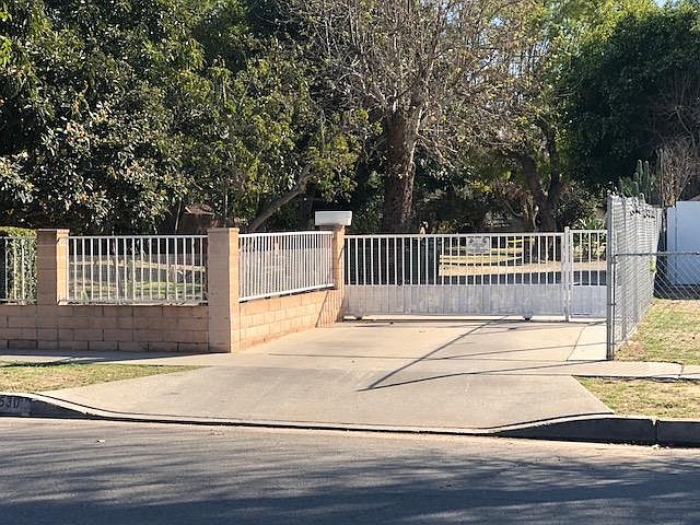 Electric gate, fully fenced